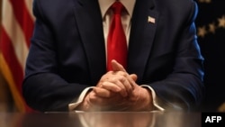 Se ven las manos del presidente Donald Trump mientras habla a la prensa después de una reunión con representantes de la industria de enfermería.