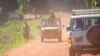 Des soldats français patrouillent dans des véhicules dans les rues de Bambari, en Centrafrique, le 15 mai 2015.