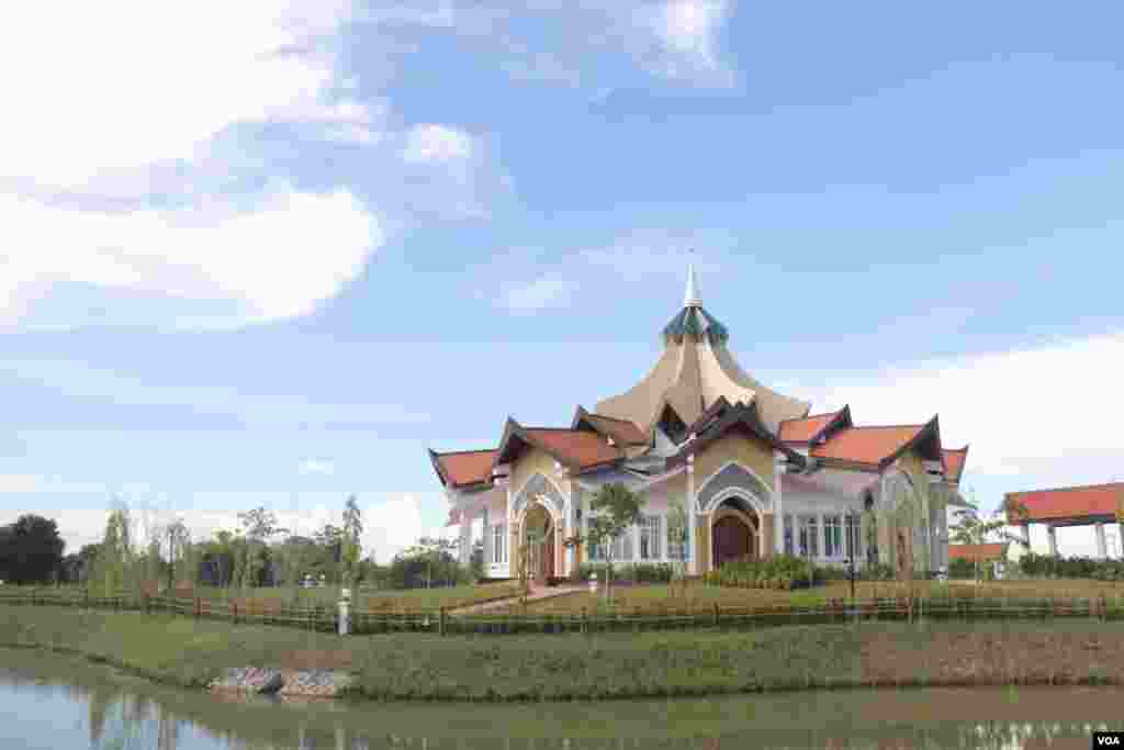The First Baha’i Faith’s house of worship in Battambang province, Cambodia costs $1.5 million to build and two years to complete. The religion teaches its believers to embrace all religions be it, Buddhism, Christianity or Islam. The temple welcomes worshippers from all faiths. Photo is taken on October 22, 2018. (Hor Singhuo/VOA)