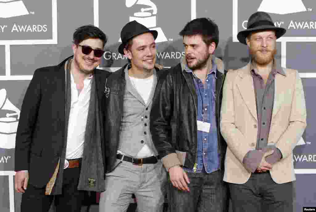 Band folk rock asal Inggris Mumford & Sons tiba di tempat acara Grammy Awards ke-55 di Los Angeles, California (10/2).
