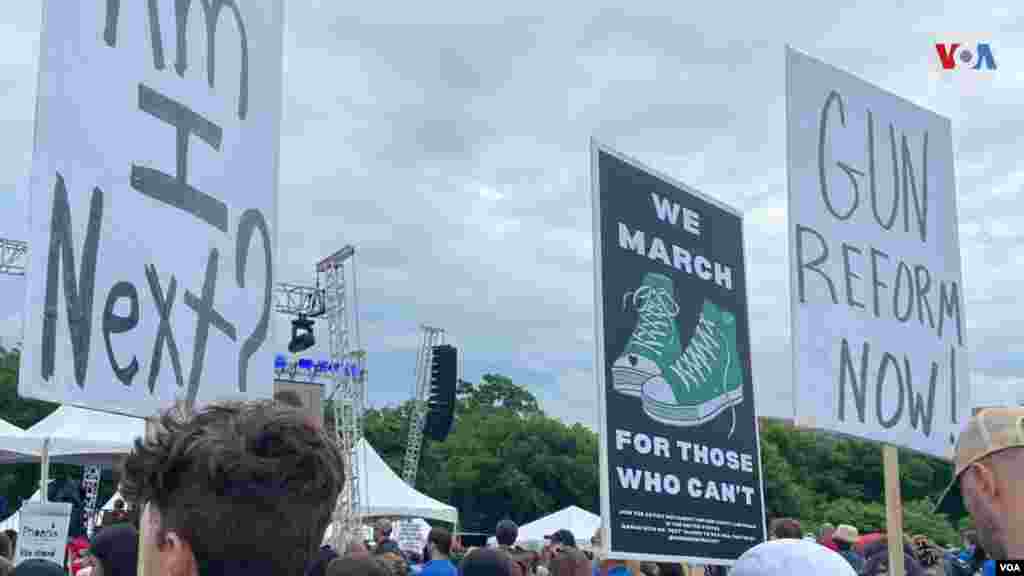 Con letreros en los que se pueden leer mensajes como "nosotros marchamos por aquellos que no pueden" se realiza protesta en Washington, DC contra la violencia con armas de fuego. 