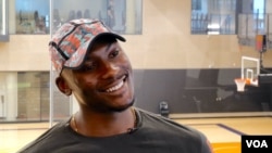 El jugador de baloncesto Bismack Biyombo conversa con la Voz de América en el centro de entrenamiento de los Phoenix Suns, en Phoenix, Arizona. [Foto: VOA / Betty Ayoub] 