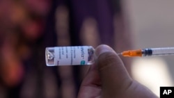 ARCHIVO - Una dosis de la vacuna AstraZeneca COVID-19. Las historias que circulan en línea incorrectamente afirman que el vector de adenovirus de chimpancé utilizado en la vacuna COVID-19 de AstraZeneca está causando el brote de viruela del mono. (Foto AP/Juan Karita, Archivo)