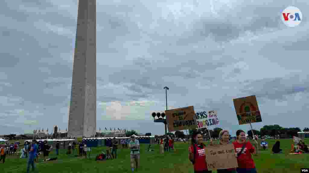 "Marcha por nuestras vidas" contra la violencia con armas de fuego se realiza en Washington, DC. Activistas y padres de familia piden acciones a los líderes y al gobierno del presidente Joe Biden. 