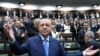 Türkiyə prezidenti Rəcəb Tayyib Ərdoğan partiya üzvlərini salamlayır.