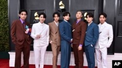 Foto Achiv: Manm gwoup K-Pop BTS sou tapi wouj seremoni remiz pri Grammy yo, nan Las Vegas, 3 Avril, 2022. 