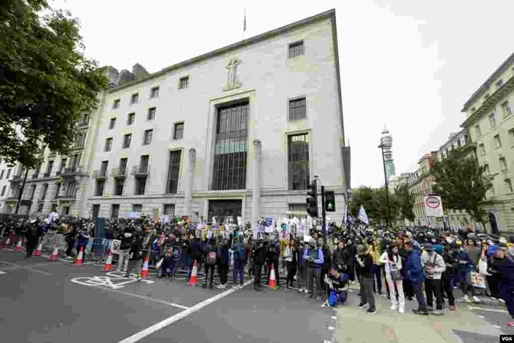 示威者站滿了中國駐英大使館對面的英國皇家建築師學會(Royal Institute of British Architects)大樓外的行人道。(美國之音鄭樂捷)