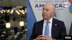 Esta captura de pantalla de un video, muestra al secretario de Seguridad Nacional de EEUU, Alejandro Mayorkas, en entrevista con la Voz de América durante la IX Cumbre de las Américas en Los Ángeles, EEUU, el 7 de junio de 2022.
