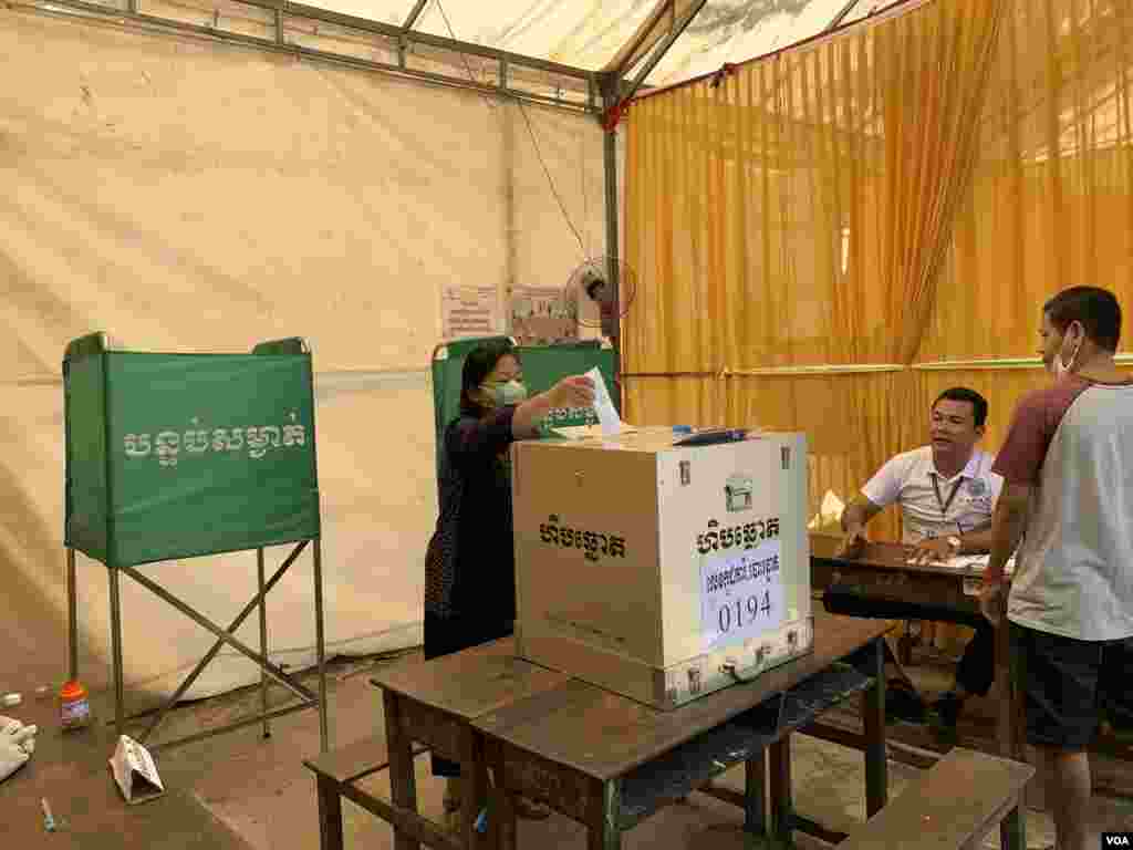 ពលរដ្ឋម្នាក់បោះឆ្នោត នៅសង្កាត់ចាក់អង្រែលេី ខណ្ឌមានជ័យ នៅក្នុងបោះឆ្នោតជ្រេីសរេីសក្រុមប្រឹក្សាឃុំសង្កាត់អាណត្តិទី៥ នៅថ្ងៃទី៥ ខែមិថុនា ឆ្នាំ២០២២។ (កាន់ វិច្ឆិកា/វីអូអេ)