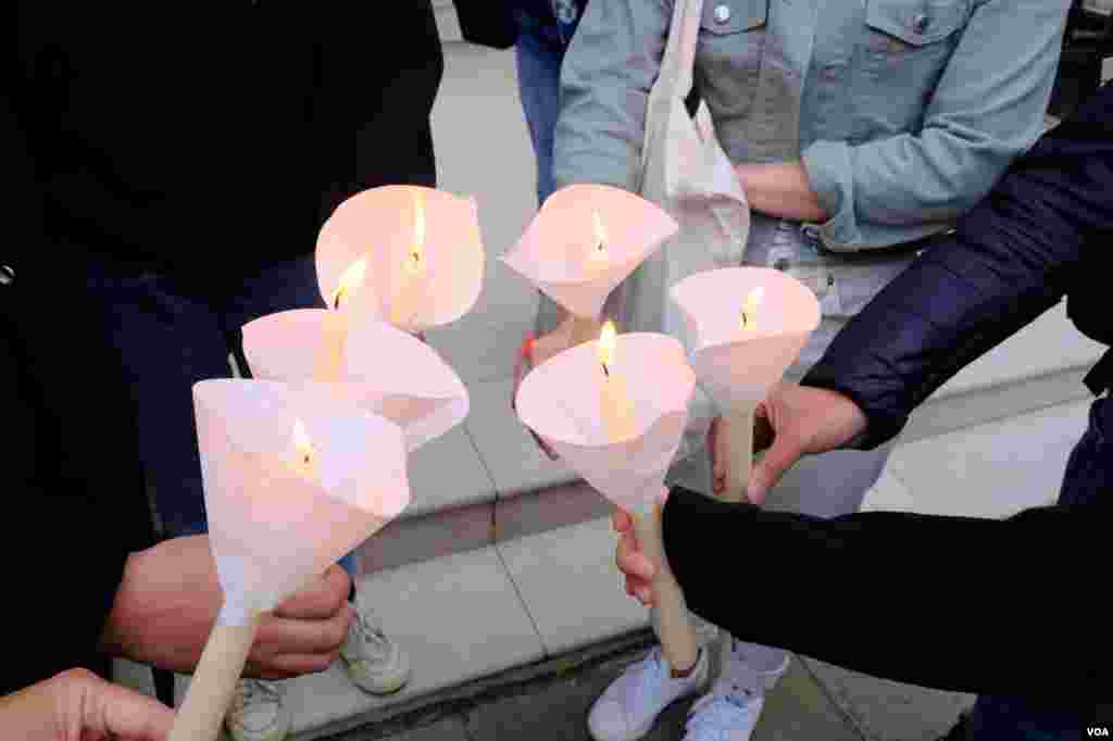 示威者在中國駐英大使館外點燃蠟燭悼念六四死難者。(美國之音鄭樂捷)