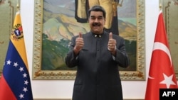 El presidente de Venezuela saluda durante a su viaje a Turquía el 7 de junio de 2022. Foto AFP.