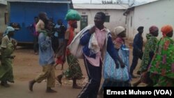 Les Burundais vivant à Kamanyola quittent les maisons de location de congolais pour un camp improvisé, RDC, le 17 septembre 2017. (VOA/Ernest Muhero)