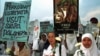 Anggota Koalisi Perempuan Indonesia untuk Keadilan dan Demokrasi berdemonstrasi di depan kantor Kementerian Pertahanan pada 1998, menuduh militer kurang bertindak mencegah pemerkosaan selama kerusuhan Mei 1998. (Foto: AP)