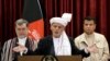 El presidente de Afganistán, Ashraf Ghani, en el centro, habla durante el Eid al-Fitr en el palacio presidencial en Kabul, Afganistán, el jueves 13 de mayo de 2021.