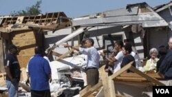 El presidente Obama y la primera dama Michelle Obama, durante la visita a la devastada ciudad de Tuscaloosa, en Alabama.