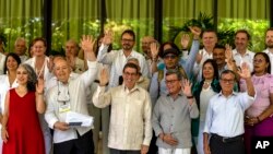 De izquierda a derecha, la senadora colombiana María José Pizarro, el jefe negociador del gobierno colombiano José Otty Patiño, el canciller cubano Bruno Rodríguez, el exjefe del ELN Nicolás Rodríguez Bautista, alias “Gabino”, y el comandante del ELN Pablo Beltrán.