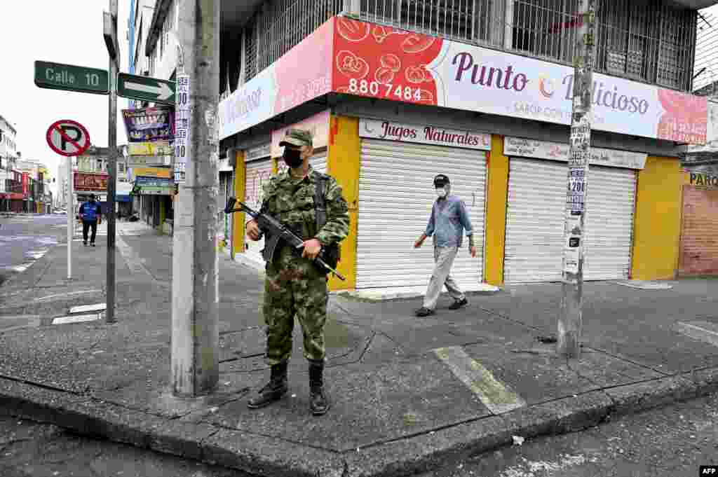 Algunos locales comerciales, en este caso en la ciudad de Cali, han tenido que cerrar por los bloqueos y las manifestaciones. Según informó Fenalco la semana pasada, los comerciantes han perdido 2,2 billones de pesos (casi 597 millones de dólares).
