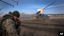 Un oficial ucraniano de la 56.a Brigada Separada de Infantería Motorizada Mariupol dispara un sistema de lanzamiento múltiple de cohetes hacia posiciones rusas en la línea del frente, cerca de Bakhmut, región de Donetsk, Ucrania, el martes 5 de marzo de 2024. 