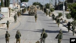 Soldados israelíes recorren Balata, un campo de refugiados palestinos en Naplusa, Cisjordania, el jueves 23 de noviembre de 2023.