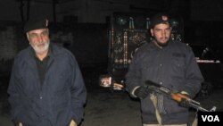 Fuerzas de seguridad paquistaníes acordonan el lugar para destruir la residencia.