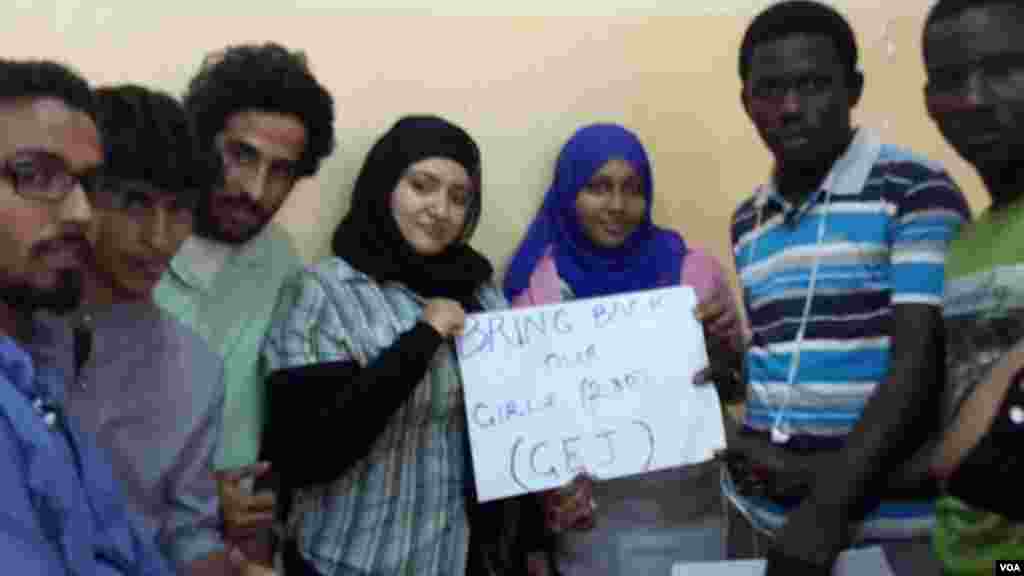 Dalibai rike da alluna masu kiran gwamnati ta dauki matakin nemo dalibai mata sama da 200 da aka sace a makaratarsu dake Cibok, Jihar Borno.