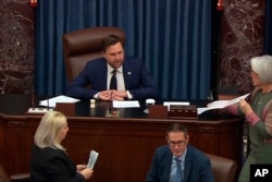 Potpredsednik Džej Di Vens glasa da bi potvrdio Pita Hegseta za novog sekretara za odbranu, 24. januara 2025. (Foto: AP/Televizija Senata)