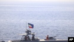 En esta foto facilitada por la Marina de EEUU, un barco de la Armada de la Guardia Revolucionaria Islámica de Irán opera muy cerca del barco patrullero costero USS Sirocco y del transporte rápido expedicionario USNS Choctaw County en el Estrecho de Ormuz, el 20 de junio de 2022.