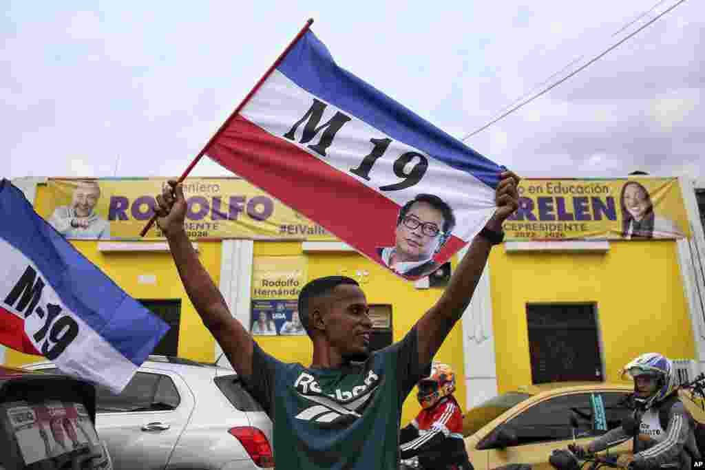 Un seguidor celebra después de que el candidato de izquierda Gustavo Petro ganara la segunda vuelta de las elecciones presidenciales en Cali, Colombia.