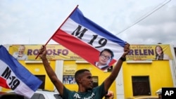 Un partidario celebra después de que el exguerrillero de izquierda Gustavo Petro ganara la segunda vuelta de las elecciones presidenciales en Cali, Colombia, el domingo 19 de junio de 2022. 