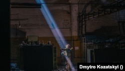 Прес офіцер полку "Азов" Дмитро Козацький (позивний Орест) в російському оточенні на заводі "Азовсталь" у Маріуполі, Україна. 16 травня 2022.