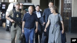 El canciller alemán Olaf Scholz es escoltado cuando llega a la estación de tren de Kyiv, el jueves 16 de junio de 2022.