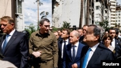 El presidente rumano Klaus Iohannis, el presidente francés Emmanuel Macron, el canciller alemán Olaf Scholz y el primer ministro italiano Mario Draghi visitan Irpin, Ucrania, el 16 de junio de 2022. Ludovic Marin/Pool vía REUTERS