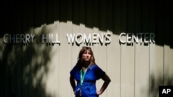 Amanda Kifferly, vicepresidenta para el acceso al aborto de los Centros de Mujeres posa para una foto en Cherry Hill, Nueva Jersey, 15 de junio de 2022. (AP Foto/Matt Rourke)