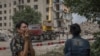 Iryna Shulimova, de 59 años, llora en el lugar después de que un cohete ruso impactara en un bloque residencial de apartamentos, en Chasiv Yar, región de Donetsk, este de Ucrania, el domingo 10 de julio de 2022.