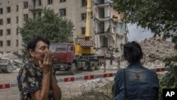 Iryna Shulimova, de 59 años, llora en el lugar después de que un cohete ruso impactara en un bloque residencial de apartamentos, en Chasiv Yar, región de Donetsk, este de Ucrania, el domingo 10 de julio de 2022.