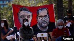 Una pancarta con la imagen del experto indígena Bruno Pereira (derecha) y del periodista británico Dom Phillips, durante una vigilia en Brasilia, Brasil, el 13 de junio de 2022.