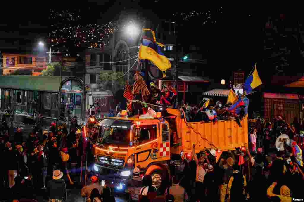 Los manifestantes aplauden y levantan banderas como parte de las protestas por mejoras económicas y sociales al presidente Guillermo Lasso. 