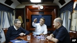 El presidente francés Emmanuel Macron, centro, el canciller alemán Olaf Scholz, derecha, y el primer ministro italiano Mario Draghi viajan a bordo de un tren con destino a Kyiv después de partir de Polonia el jueves 16 de junio de 2022.
