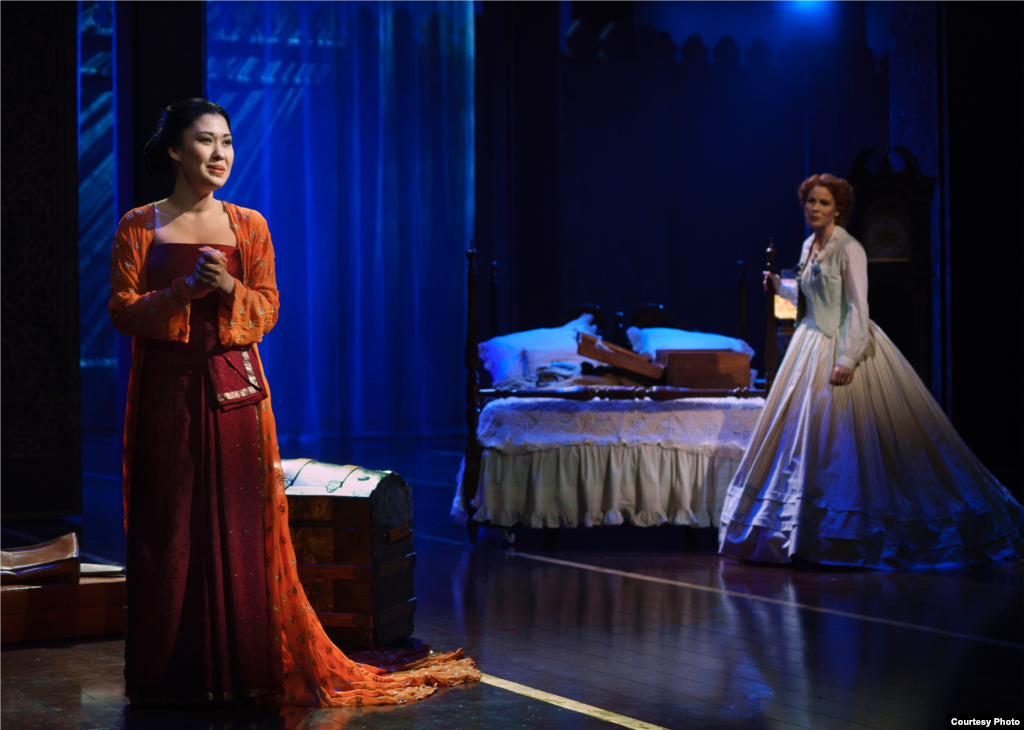 Permaisuri raja, Lady Thiang (Ruthie Ann Miles, kiri), bernyanyi tentang cintanya pada suaminya, sementara Anna (Kelli O’Hara) mendengarkan. (Paul Kolnik)