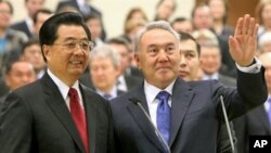 中国国家主席胡锦涛和哈萨克斯坦总统纳扎尔巴耶夫在油气管道开通仪式上