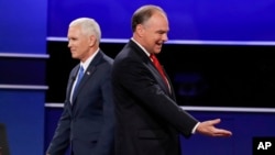 Mike Pence et Tim Kaine après leur débat, Longwood University, Farmville, Virginie, le 4 octobre 2016. (AP Photo/David Goldman)