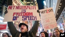 Manifestations pro-neutralité du net, devant un magasin de Verizon, New York, le 7 décembre 2017. 
