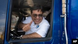 Carlos Pineda, candidato presidencial del partido Prosperidad Ciudadana, levanta el pulgar durante un mitin de campaña en la Ciudad de Guatemala, el domingo 14 de mayo de 2023. Guatemala celebrará elecciones generales el domingo 25 de junio. 