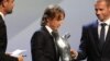 Le milieu de terrain du Real Madrid Croatie Luka Modric, au centre, reçoit le titre de Joueur de l'année de l'UEFA lors du tirage au sort du tournoi de football de l'UEFA Champions League au Grimaldi Forum à Monaco le 30 août 2018.
