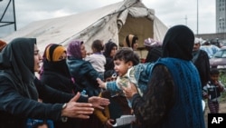 Masyarakat sipil yang terusir setelah pertempuran hebat antara pasukan keamanan Irak dan militan ISIS mengantri di luar tenda yan didirikan MSF atau Dokter Tanpa Tapal Batas di Makhmour, timur kota Mosul, Irak, 28 Maret 2016. (Foto:dok) 