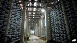2020年5月16日，一名工人正在以色列哈代爾市的一座海水淡化工廠工作。