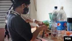 Leidi Corobo, venezolana madre de nueve hijos, colabora en un comedor público, en el oeste de Caracas, en agosto de 2021. [Foto: VOA/Adriana Nuñez Rabascall]