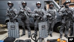 El incidente tuvo lugar horas después de que la policia enviara más agentes armados a las calles de Londres.