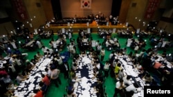 Para petugas menghitung kertas suara untuk pemilihan umum daerah di Seoul (4/6).