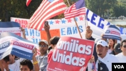 Los partidarios de ese cambio se amparan en los costos que genera a los contribuyentes los servicios prestados a inmigrantes ilegales y sus hijos.